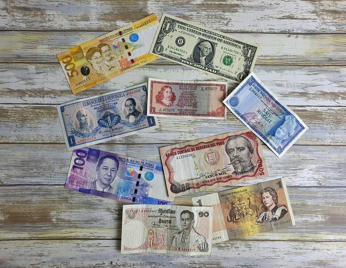 Travel Money Limits Guide infographic on multi-card strategy