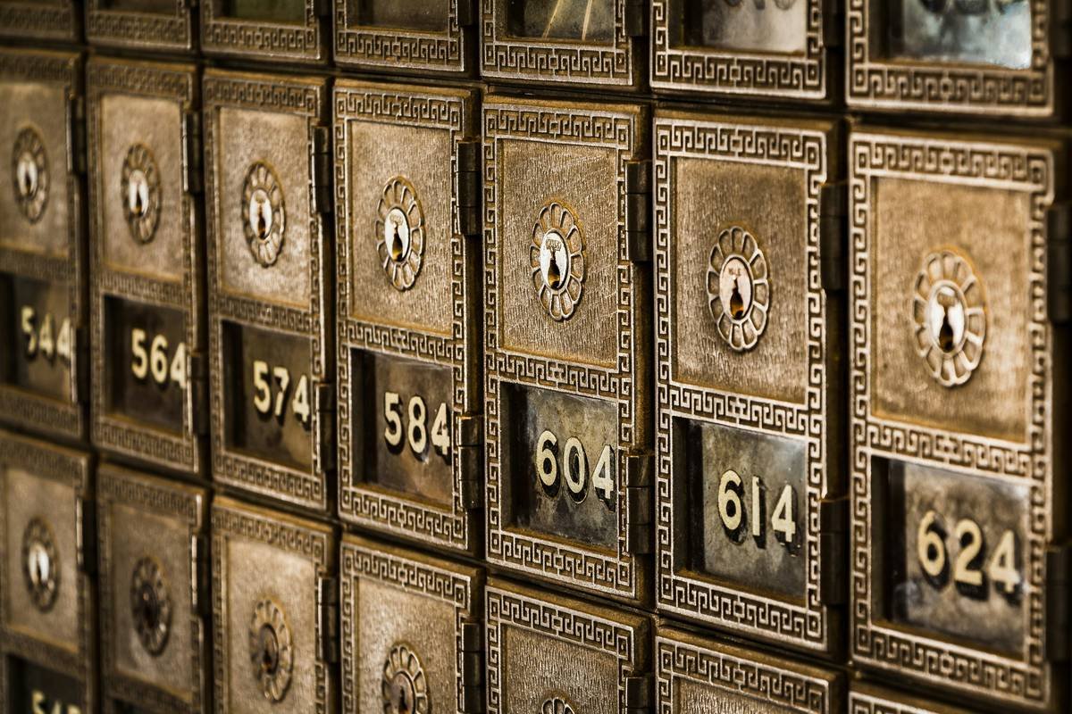 Traveler reporting Foreign Currency Theft Coverage incident at local police station abroad
